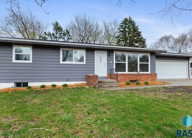 Property at 2700 S Lincoln Ave, Sioux Falls, SD 57105, 4 beds, 2 baths