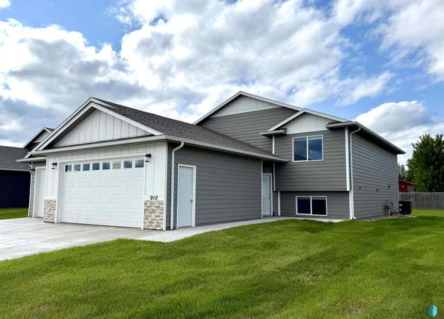 Property at 910 Birch St, Harrisburg, SD 57032, 5 beds, 3 baths