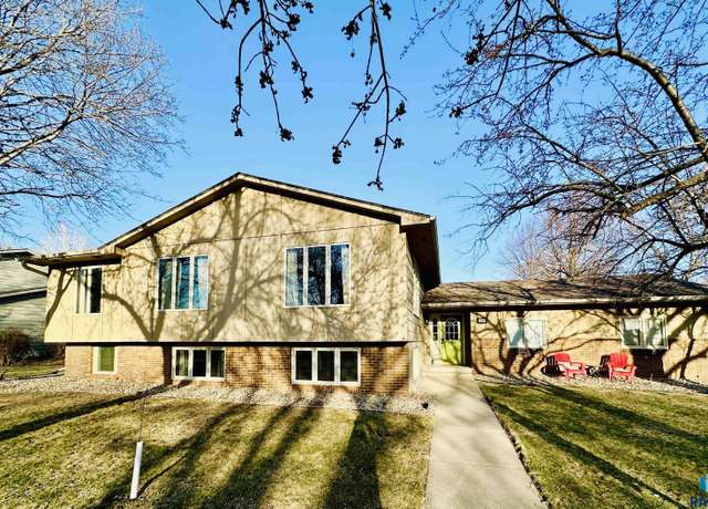 Property at 2304 S Mockingbird Cir, Sioux Falls, SD 57103, 5 beds, 3 baths