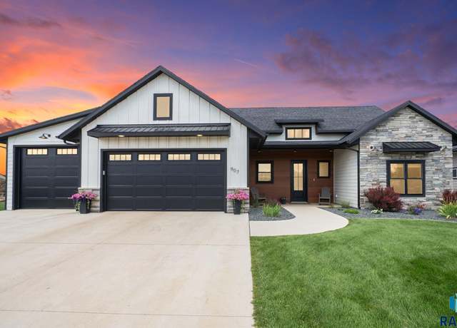 Property at 907 Sundance St, Valley Springs, SD 57068, 3 beds, 2 baths