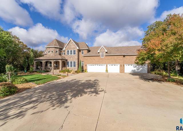 Property at 300 Fairway Cir, Brandon, SD 57005, 4 beds, 4.5 baths