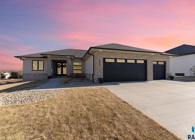 Property at 512 N Corsair Cir, Sioux Falls, SD 57110, 5 beds, 3 baths