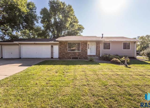 Property at 4304 S Holbrook Ave, Sioux Falls, SD 57106, 3 beds, 2 baths
