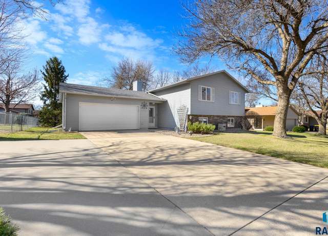 Property at 1701 E 56th St, Sioux Falls, SD 57103, 4 beds, 3 baths