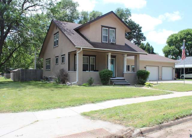 Property at 801 W 7th Ave, Mitchell, SD 57301, 5 beds, 2 baths