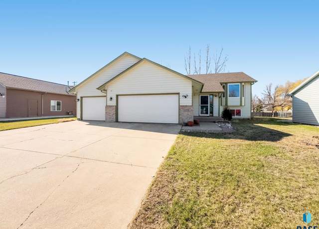 Property at 4435 E 38th St, Sioux Falls, SD 57103-6569, 4 beds, 2 baths