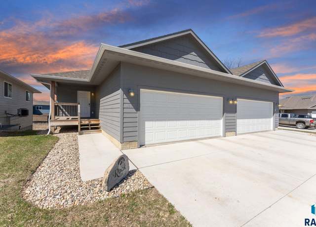 Property at 1807 N Oberg Cir, Sioux Falls, SD 57103, 4 beds, 2 baths