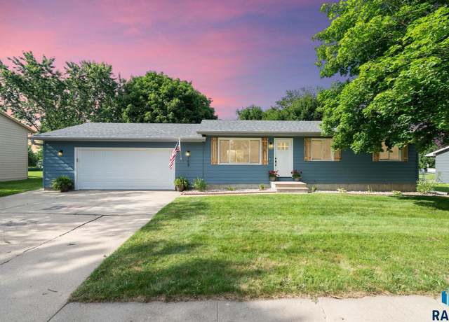 Property at 108 E Glenwood Dr, Brandon, SD 57005, 4 beds, 2 baths
