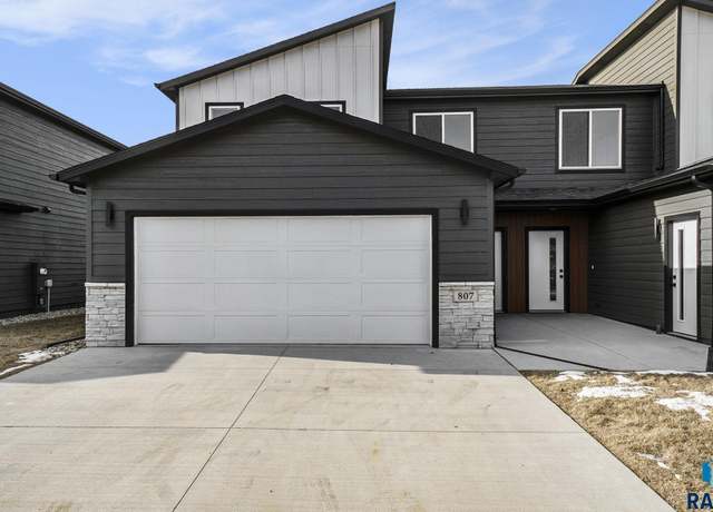 Property at 807 N Marquette Pl, Sioux Falls, SD 57110, 3 beds, 2.5 baths