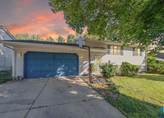 Property at 2012 E Tracy Ln, Sioux Falls, SD 57103, 4 beds, 2 baths