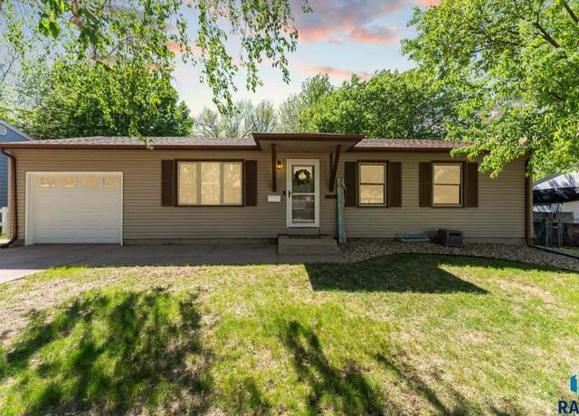 Property at 1005 S Cloudas Ave, Sioux Falls, SD 57103, 4 beds, 2 baths