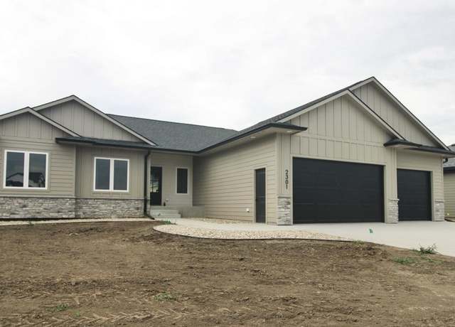 Property at 2301 S Red Oak Ave, Sioux Falls, SD 57110, 3 beds, 2 baths