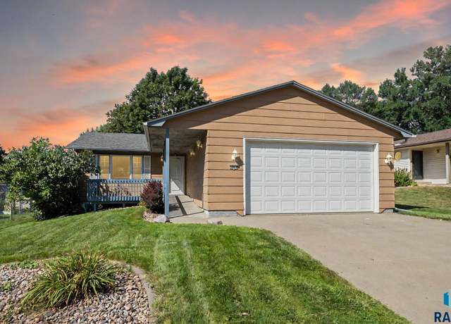 Property at 2009 S Melanie Ln, Sioux Falls, SD 57103, 3 beds, 3 baths