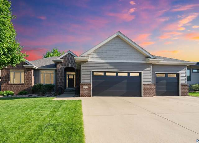 Property at 8709 E Palametto St, Sioux Falls, SD 57110, 5 beds, 3 baths