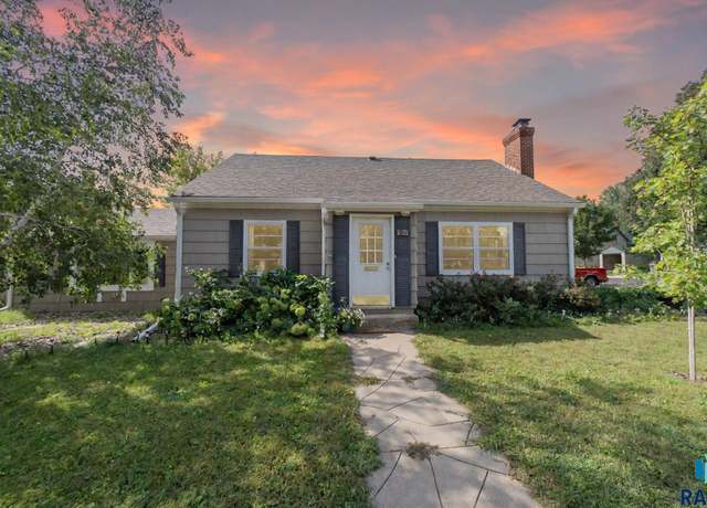 Property at 1821 W 18th St, Sioux Falls, SD 57105, 3 beds, 2 baths