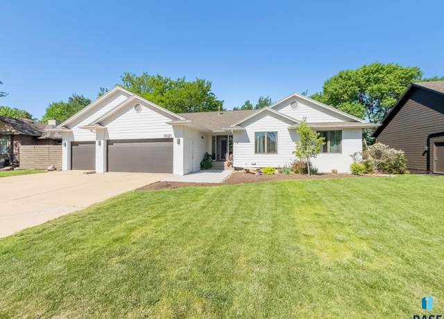 Property at 1021 E 64th St, Sioux Falls, SD 57108, 4 beds, 3 baths