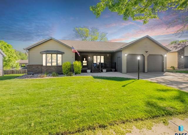 Property at 714 N Montgomery Ct, Sioux Falls, SD 57103, 3 beds, 2 baths