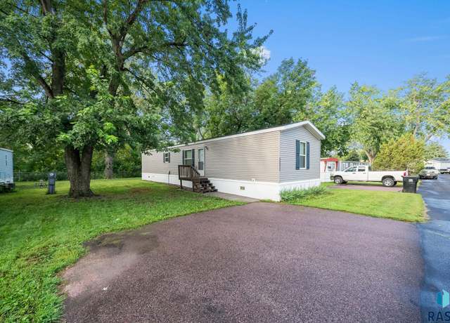 Property at 5005 W Alpha Pl, Sioux Falls, SD 57106, 3 beds, 2 baths