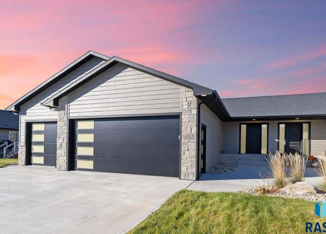 Property at 4202 N Knob Hill Ct, Sioux Falls, SD 57107, 4 beds, 3 baths