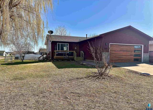 Property at 1605 E 71st St N, Sioux Falls, SD 57104, 4 beds, 2 baths