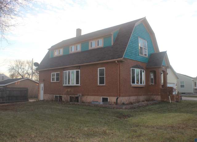 Property at 1424 SE 3rd Ave, Aberdeen, SD 57401, 4 beds, 2 baths
