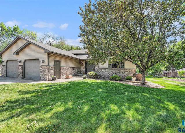 Property at 417 Cedar Ct, Madison, SD 57042, 4 beds, 3 baths