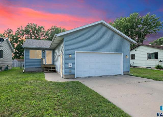 Property at 1507 N Highland Ave, Sioux Falls, SD 57103, 3 beds, 2 baths