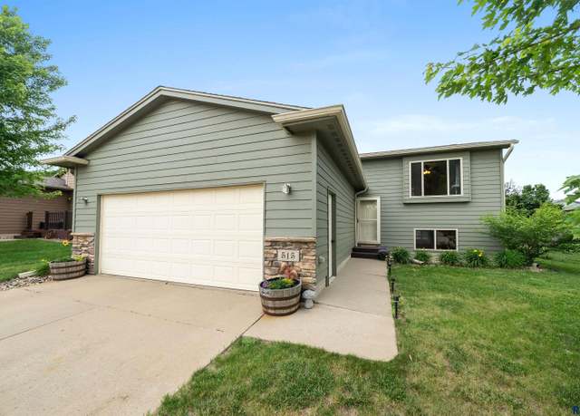 Property at 515 S Clearbrook Ave, Sioux Falls, SD 57106, 3 beds, 2 baths