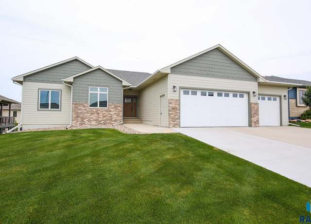 Property at 2813 S Maplewood Ave, Sioux Falls, SD 57110, 3 beds, 2 baths