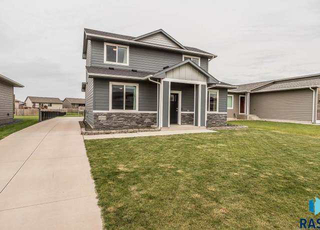 Property at 2213 S Ronsiek Ave, Sioux Falls, SD 57106, 3 beds, 2.5 baths
