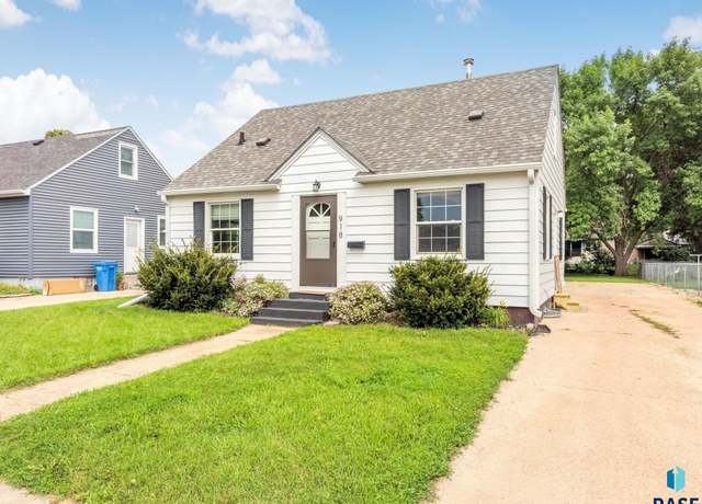 Property at 918 N Washington Ave, Madison, SD 57042-1736, 3 beds, 2 baths