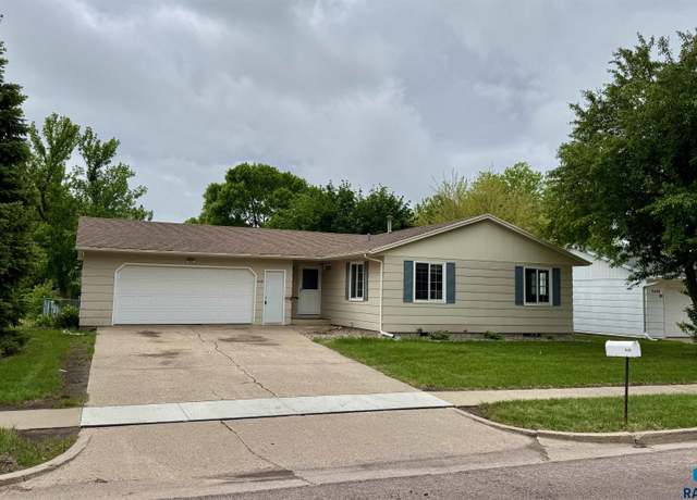 Property at 6405 W 46th St, Sioux Falls, SD 57106, 3 beds, 2 baths