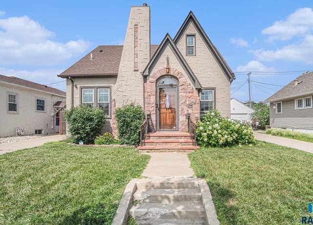 Property at 1909 S Dakota Ave, Sioux Falls, SD 57105, 4 beds, 2.5 baths