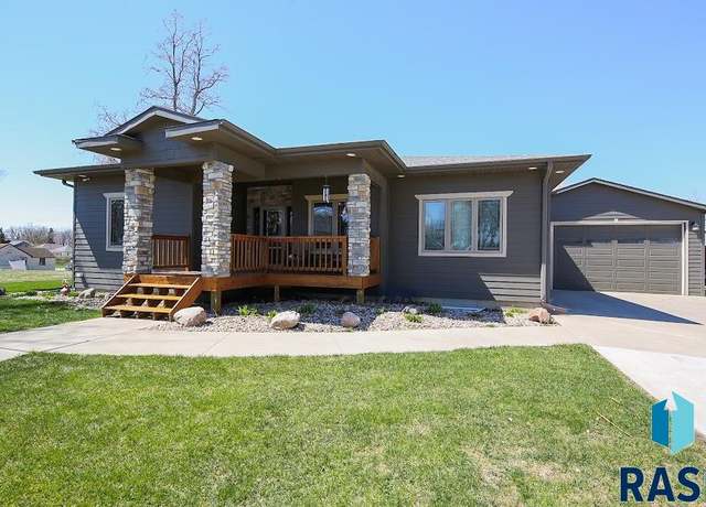 Property at 105 N Nora St, Viborg, SD 57070-2015, 5 beds, 3.5 baths