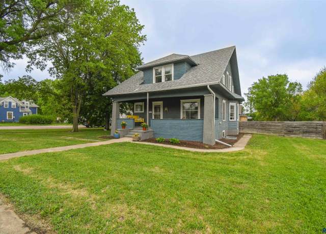 Property at 310 N Maple St W, Beresford, SD 57004, 4 beds, 3 baths