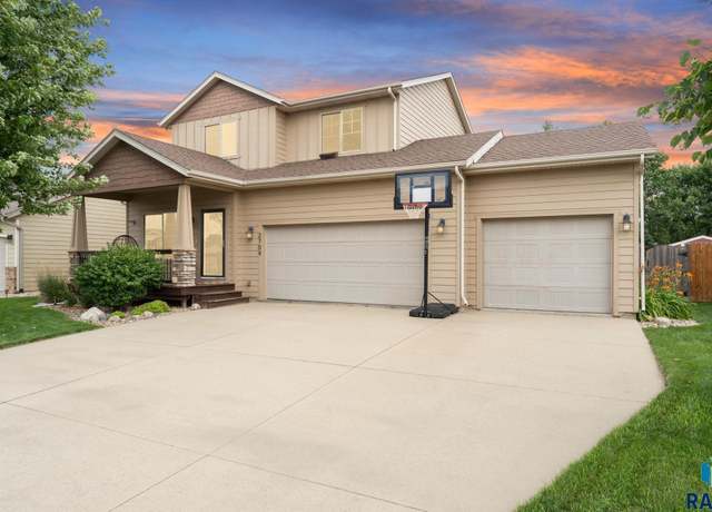 Property at 2704 E Buckingham St, Sioux Falls, SD 57108, 4 beds, 3.5 baths