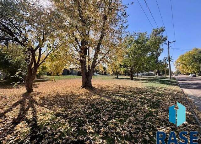 Property at 517 W 4th Ave, Lennox, SD 57039