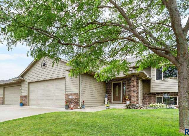 Property at 3121 S Dubuque Ave, Sioux Falls, SD 57110, 4 beds, 3 baths