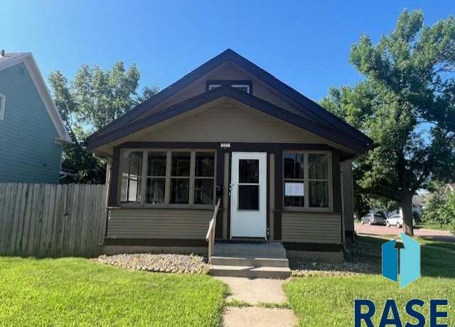 Property at 221 W 26th St, Sioux Falls, SD 57105, 3 beds, 1.5 baths