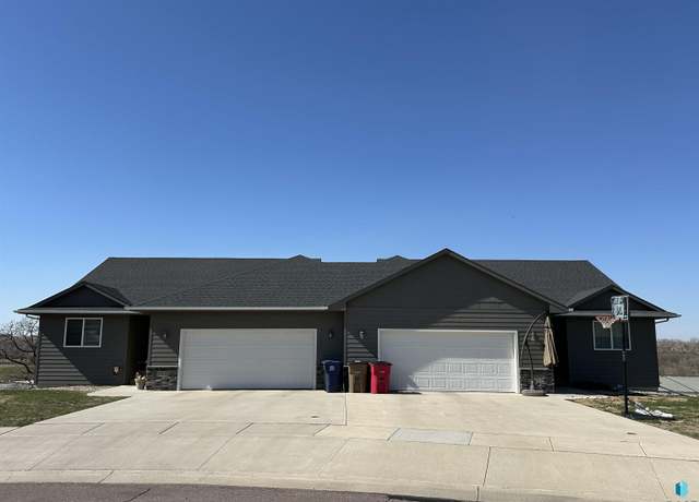 Property at 1320 N Archer Dr, Sioux Falls, SD 57103, 4 beds, 3 baths