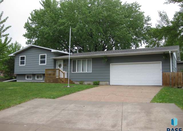 Property at 1204 State Ave, Dell Rapids, SD 57022, 3 beds, 2 baths