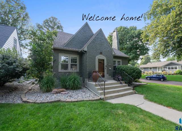 Property at 1701 S Carter Pl, Sioux Falls, SD 57105, 4 beds, 3 baths