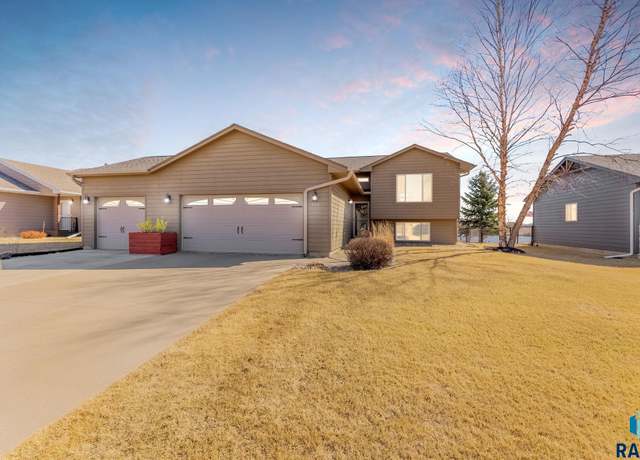 Property at 5912 S Hallow Ave, Sioux Falls, SD 57106, 3 beds, 2 baths