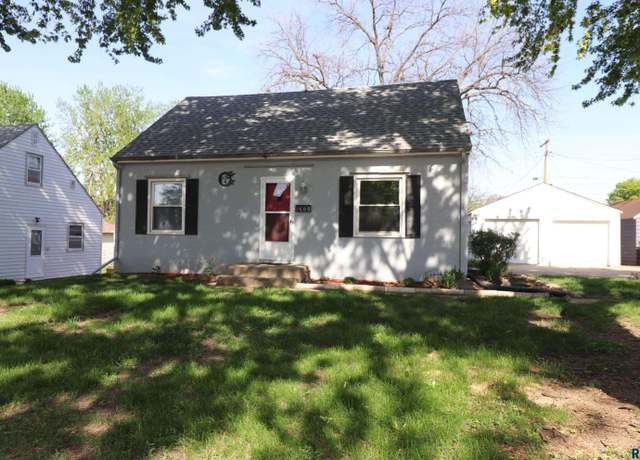 Property at 1600 S Sherman Ave, Sioux Falls, SD 57105, 4 beds, 2 baths