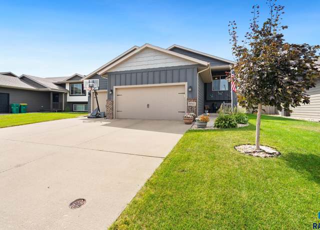 Property at 3017 S Keyrell Dr, Sioux Falls, SD 57106, 5 beds, 3 baths