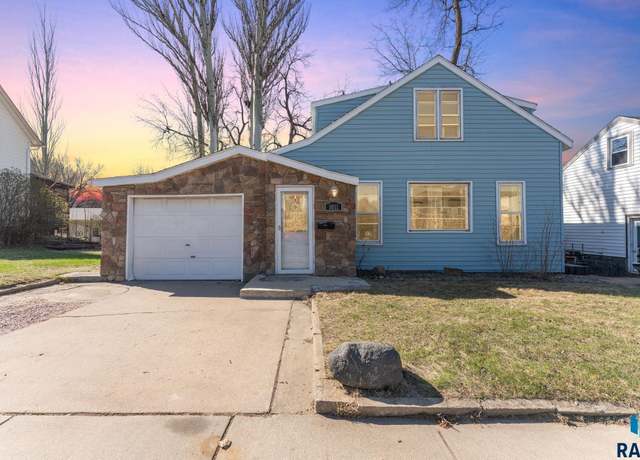 Property at 1011 W 12th St, Sioux Falls, SD 57104, 3 beds, 2 baths