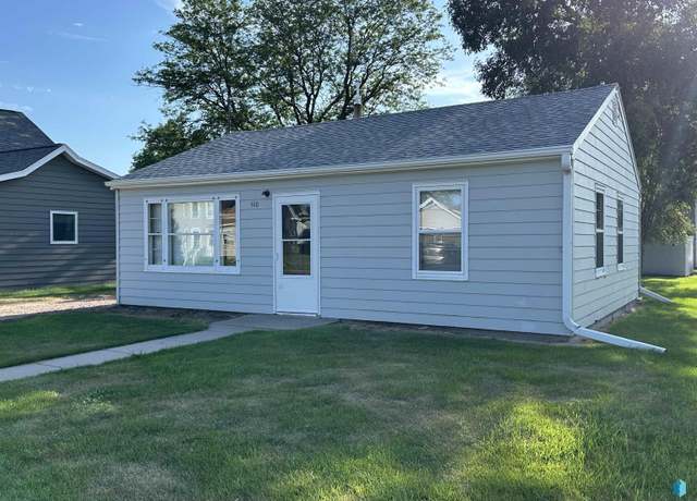Property at 110 S Ohio Ave, Platte, SD 57369, 2 beds, 1 bath