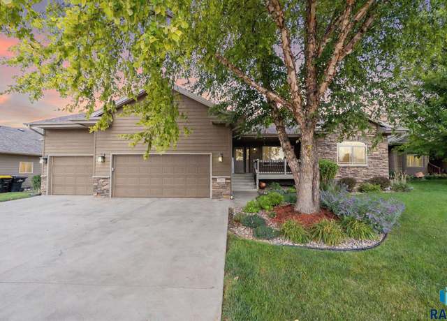Property at 7304 W Lobelia St, Sioux Falls, SD 57106, 5 beds, 3.5 baths