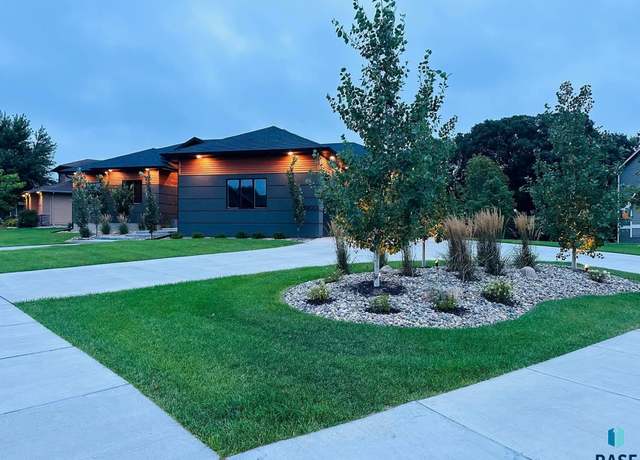 Property at 8900 E Palametto Cir, Sioux Falls, SD 57110, 5 beds, 3 baths