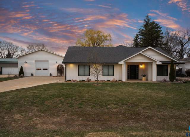 Property at 8118 W 42nd St, Sioux Falls, SD 57106, 3 beds, 2 baths